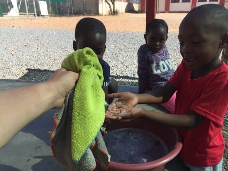 Hygiène des mains avant le repas scolaire